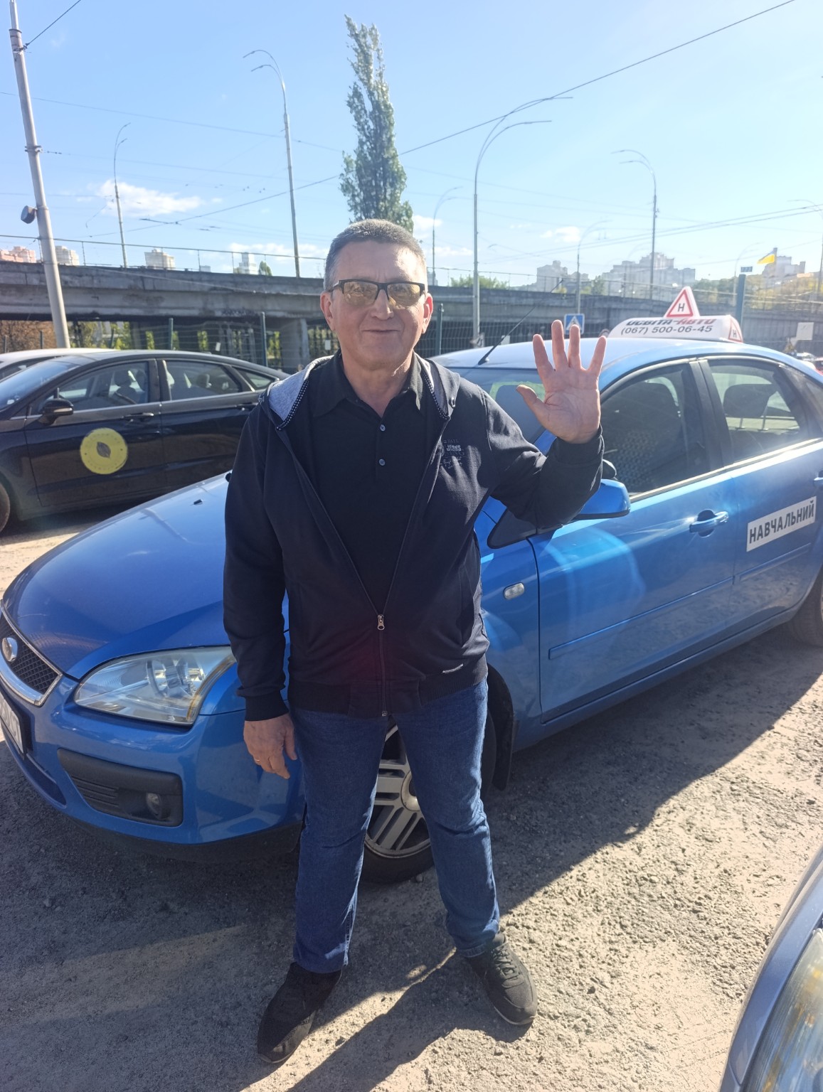 Кулагін Роман Валерійович біля навчального Ford Focus