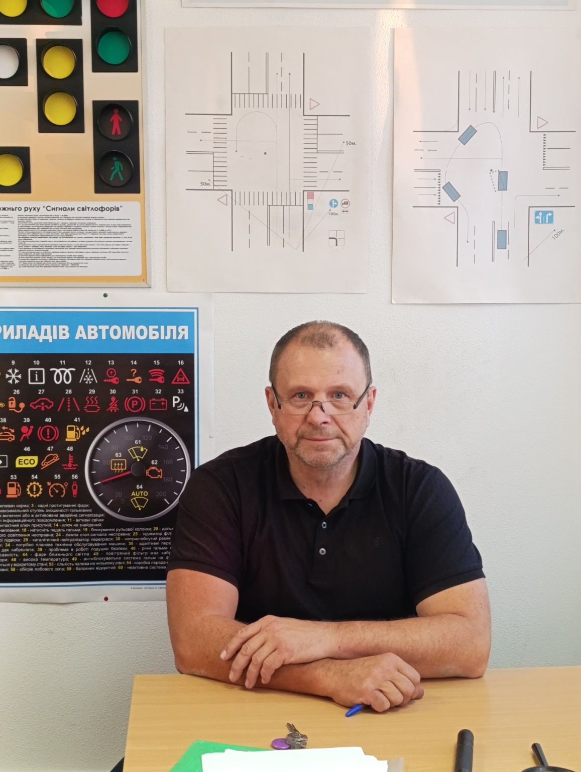 Викладач теорії в навчальному класі